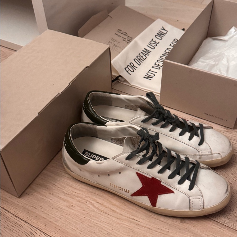 Golden Goose Superstar

Size 44 EU

With passport, dustbag and box

Brand new